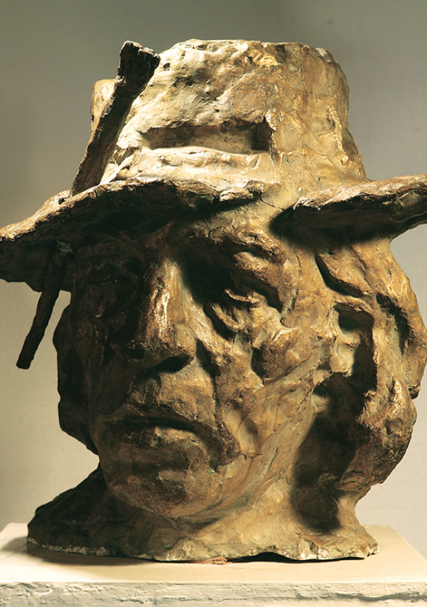 “Վրույր Գալստյան” 1984, բրոնզ, 46 x 41 x 40 սմ